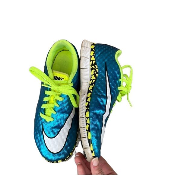 𝅺nike Metallic Blue and Neon Green Predator Shiny Sneakers - Picture 6 of 9